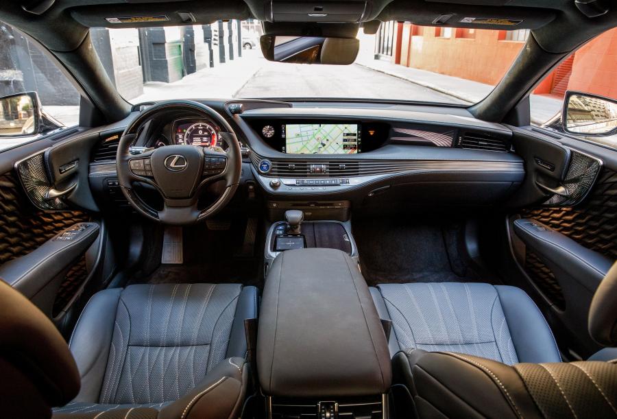 Торпедо Lexus LS500h AWD 2017 года  (NA) (фото 23 из 96)